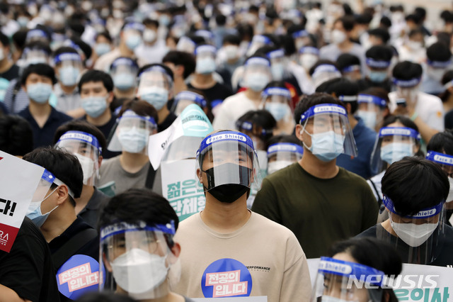 [서울=뉴시스] 최동준 기자 = 집단휴진에 나선 대한전공의협의회가 7일 서울 여의도 공원에서 집회를 열고 의대 정원 확대, 공공의대 설립 반대 등을 촉구하는 침묵 시위를 하고 있다. 2020.08.07. photocdj@newsis.com