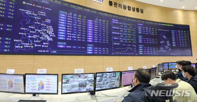 [대전=뉴시스] 대전시 대덕구 한국수자원공사 물관리 종합상황실에서 직원들이 대형 스크린을 통해 전국 20개 다목적댐과 14개 용수댐의 현황을 관리하고 있다. (사진= 뉴시스 DB) photo@newsis.com