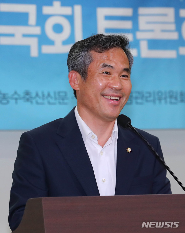 [서울=뉴시스] 장세영 기자 = 김승남 더불어민주당 의원 7일 서울 여의도 국회 의원회관에서 열린 오리농가 AI 방역대책 개선을 위한 국회 토론회에 참석해 개회사를 하고 있다. 2020.08.07. photothink@newsis.com