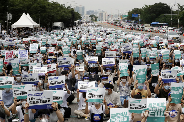 [서울=뉴시스] 최동준 기자 = 집단휴진에 나선 대한전공의협의회가 7일 서울 여의도 공원에서 집회를 열고 의대 정원 확대, 공공의대 설립 반대 등을 촉구하는 침묵 시위를 하고 있다. 2020.08.07. photocdj@newsis.com