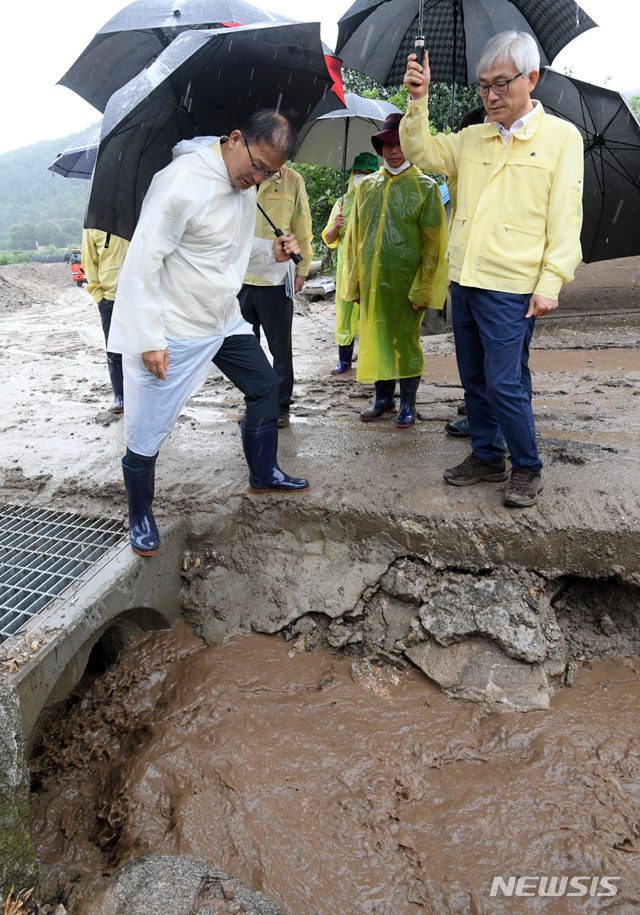 [서울=뉴시스]박종호 산림청장이 7일 오후 충남 논산시 연산면 산사태 피해지 현장을 찾아 2차 피해 예방을 위한 응급 복구 작업을 점검하고 있다. (사진=산림청 제공) 2020.08.07 photo@newsis.com