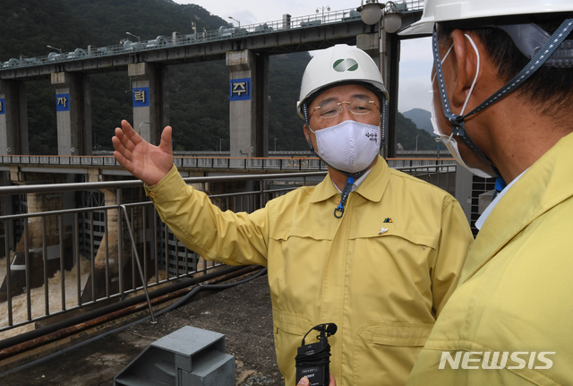 [서울=뉴시스]홍남기 부총리 겸 기획재정부 장관이 7일 장미피해 관련 강원도 춘천 의암댐을 방문, 집중호우로 인한 보트 침몰 사고 현장에서 관계자로부터 상황설명을 듣고 있다. (사진=기획재정부 제공) 2020.08.07&nbsp; photo@newsis.com