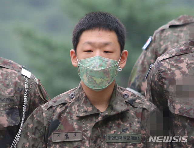 [서울=뉴시스]박사방 공범 이원호가 7일 서울 관악구 수도방위사령부 보통군사법원에서 열린 1심 1차 공판에 출석하고 있다. (사진=육군 제공) 2020.08.07&nbsp; photo@newsis.com