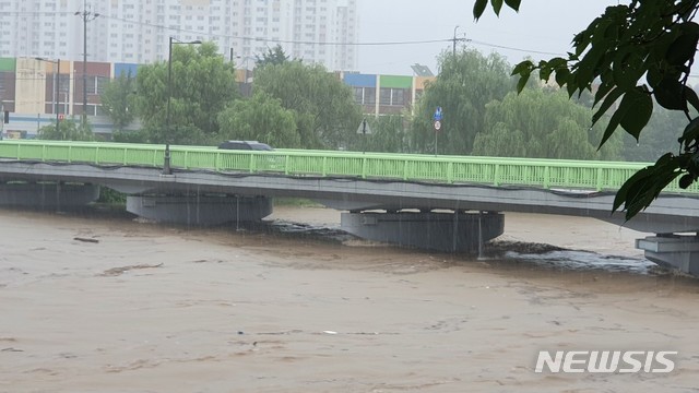 [광주=뉴시스] 구용희 기자 = 7일 오후 광주 지역에 호우경보가 발효됐다. 사진은 서구 유촌동 유촌교 모습. 2020.08.07. persevere9@newsis.com
