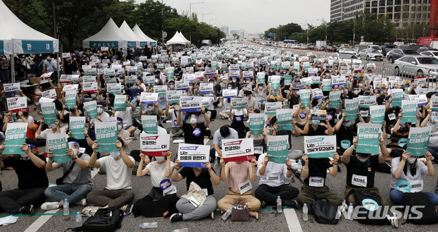 [서울=뉴시스] 최동준 기자 = 집단휴진에 나선 대한전공의협의회가 7일 서울 여의도 공원에서 집회를 열고 의대 정원 확대, 공공의대 설립 반대 등을 촉구하는 침묵 시위를 하고 있다. 2020.08.07.  photocdj@newsis.com