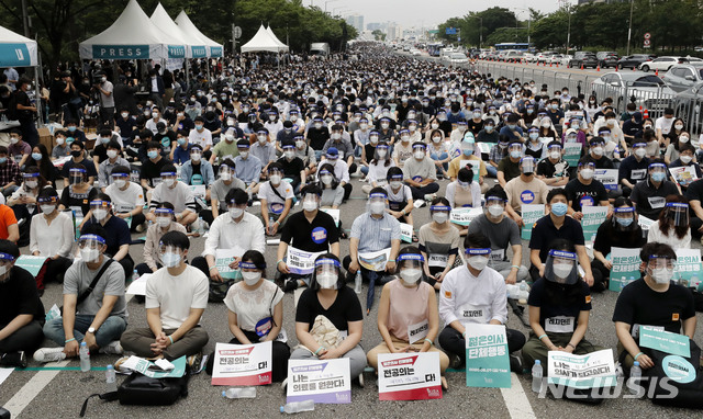 [서울=뉴시스] 최동준 기자 = 집단휴진에 나선 대한전공의협의회가 7일 서울 여의도 공원에서 집회를 열고 의대 정원 확대, 공공의대 설립 반대 등을 촉구하는 침묵 시위를 하고 있다. 2020.08.07. photocdj@newsis.com