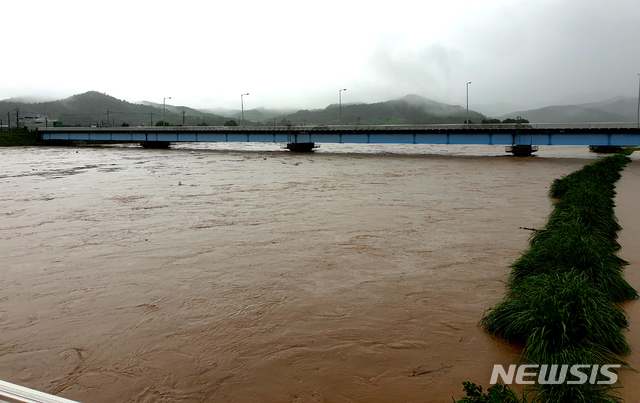[나주=뉴시스]이창우 기자 = 7일 전남 나주 지역에 쏟아진 폭우로 영산강 지류인 남평교 지점 지석천이 범람위기를 맞고 있다. 영산강 홍수통제소는 이날 오후 4시를 기해 영산강 지석천 남평교 지점에 홍수 경보를 발령했다. (사진= 독자 제공) 2020.08.07.&nbsp; photo@newsis.com 
