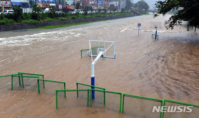 [대구=뉴시스] 이무열 기자 = 대구에 호우경보가 발효된 가운데 7일 오후 대구 동구 지묘동 동화천 둔치가 불어난 물에 잠겨 있다. 2020.08.07.lmy@newsis.com