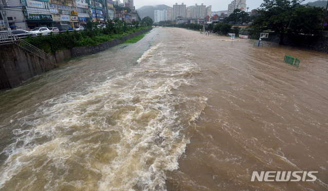 [대구=뉴시스] 이무열 기자 = 대구에 호우경보가 발효된 가운데 7일 오후 대구 동구 지묘동 동화천 둔치가 불어난 물에 잠겨 있다. 2020.08.07.lmy@newsis.com