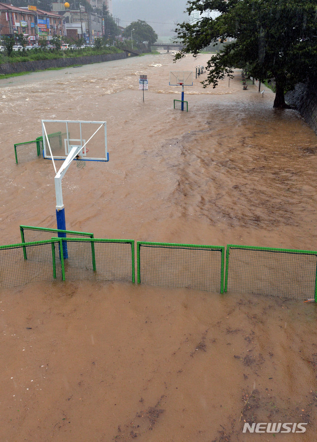 [대구=뉴시스] 이무열 기자 = 대구에 호우경보가 발효된 가운데 7일 오후 대구 동구 지묘동 동화천 둔치가 불어난 물에 잠겨 있다. 2020.08.07.lmy@newsis.com