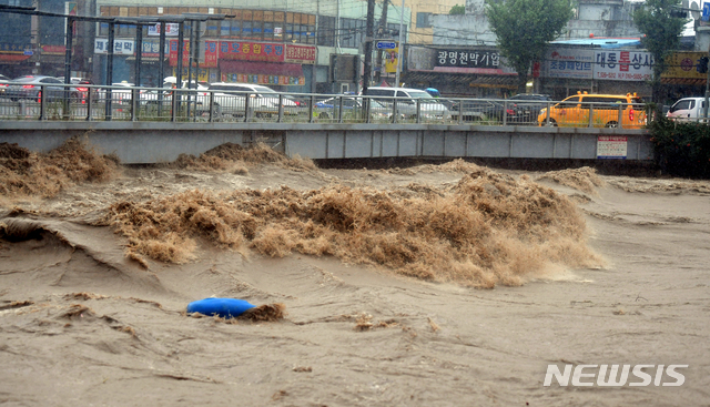 [광주=뉴시스] 류형근 기자 = 많은 비로 광주천이 불어나면서 7일 오후 광주 서구 양동시장 앞 태평교 밑으로 흐르는 강물이 범람 수위까지 도달하고 있다. 2020.08.07.&nbsp;&nbsp;&nbsp; hgryu77@newsis.com