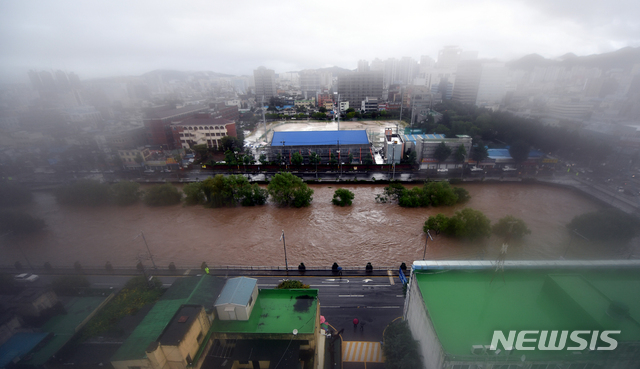 [광주=뉴시스] 류형근 기자 = 많은 비로 광주천이 불어나면서 7일 오후 광주 서구 양동시장 앞 태평교 밑으로 흐르는 강물이 범람 수위까지 도달하고 있다. 2020.08.07. hgryu77@newsis.com