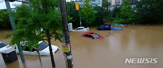 [광주=뉴시스] 신대희 기자 = 지난 7일 광주·전남에 시간당 최고 60㎜ 이상의 집중 호우가 쏟아지고 있는 가운데, 광주 북구 문흥동 문흥성당 주변 일대 차량이 빗물에 침수돼 있다. (사진 = 광주 북구 제공) 2020.08.07. photo@newsis.com