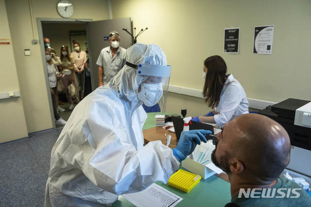 [모스크바=AP/뉴시스]7일 러시아 모스크바 외곽 브누코보 공항 시험장에서 한 의료인이 신종 코로나바이러스 감염증(코로나19) 실험을 하고 있다. 러시아에서 개발한 신종 코로나바이러스 김염증(코로나19) 백신이 사용등록을 마쳤으며 딸 중 한 명이 이미 백신을 접종방았다고 블라디미르 푸틴 러시아 대통령이 11일 밝혔다. 2020.8.11 