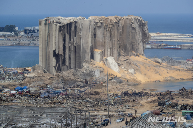 [베이루트=AP/뉴시스] 7일 수색팀이 베이루트항 폭발 현장을 수색하고 있다 
