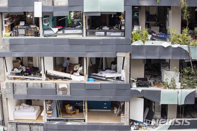 [베이루트=AP/뉴시스] 7일 레바논 수도 항구 대폭발로 망가진 주택에서 사람들이 잔해를 치우고 있다. 2020. 8. 7.
