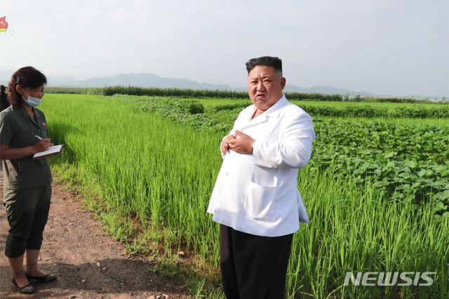 [서울=뉴시스] 북한 조선중앙TV는 김정은 북한 국무위원장이 황해북도 은파군 대청리 일대 홍수 피해 현장을 방문, 유사시에 사용하기 위해 비축한 전시 예비 물자와 식량을 수재민 지원에 활용하도록 지시했다고 7일 보도했다. (사진=조선중앙TV 캡처) 2020.08.07.  photo@newsis.com