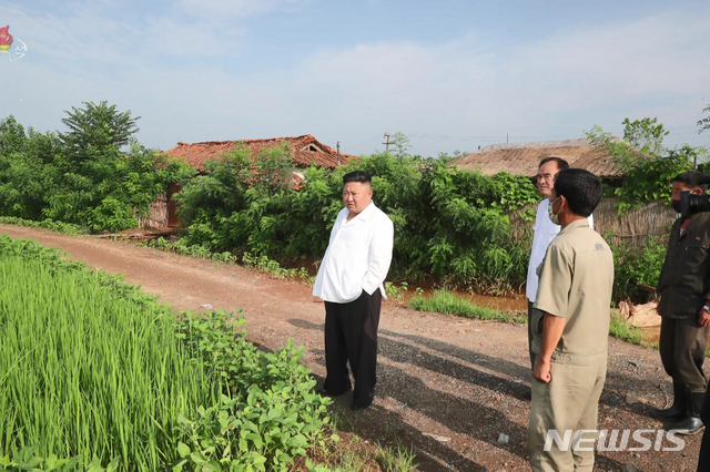 [서울=뉴시스] 북한 조선중앙TV는 김정은 북한 국무위원장이 황해북도 은파군 대청리 일대 홍수 피해 현장을 방문, 유사시에 사용하기 위해 비축한 전시 예비 물자와 식량을 수재민 지원에 활용하도록 지시했다고 7일 보도했다. (사진=조선중앙TV 캡처) 2020.08.07. photo@newsis.com