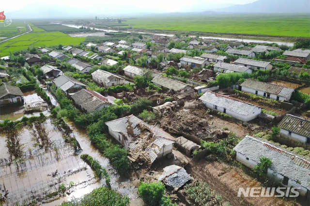 [서울=뉴시스] 북한 조선중앙TV는 김정은 북한 국무위원장이 7일&nbsp; 황해북도 은파군 대청리 일대 홍수 피해 현장을 방문, 유사시에 사용하기 위해 비축한 전시 예비 물자와 식량을 수재민 지원에 활용하도록 지시했다고 보도했다. 사진은 황해북도 일대 수위가 높아져 범람한 모습. (사진=조선중앙TV 캡처) 2020.08.07. photo@newsis.com