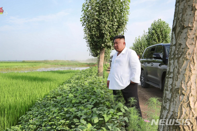 [서울=뉴시스] 북한 조선중앙TV는 김정은 북한 국무위원장이 황해북도 은파군 대청리 일대 홍수 피해 현장을 방문, 유사시에 사용하기 위해 비축한 전시 예비 물자와 식량을 수재민 지원에 활용하도록 지시했다고 7일 보도했다. (사진=조선중앙TV 캡처) 2020.08.07.&nbsp; photo@newsis.com