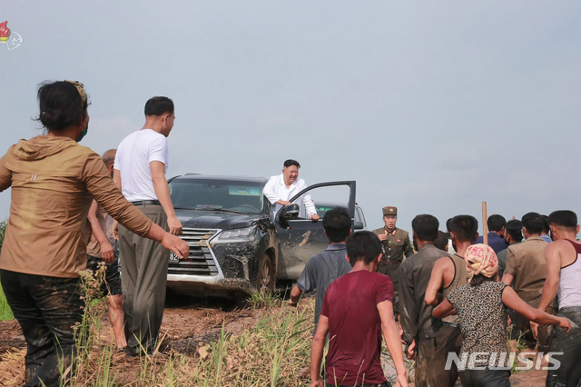 [서울=뉴시스] 북한 조선중앙TV는 김정은 북한 국무위원장이 황해북도 은파군 대청리 일대 홍수 피해 현장을 방문, 유사시에 사용하기 위해 비축한 전시 예비 물자와 식량을 수재민 지원에 활용하도록 지시했다고 7일 보도했다. 김 위원장이 차량 운전석 쪽에 탑승해 있다. (사진=조선중앙TV 캡처) 2020.08.07. photo@newsis.com