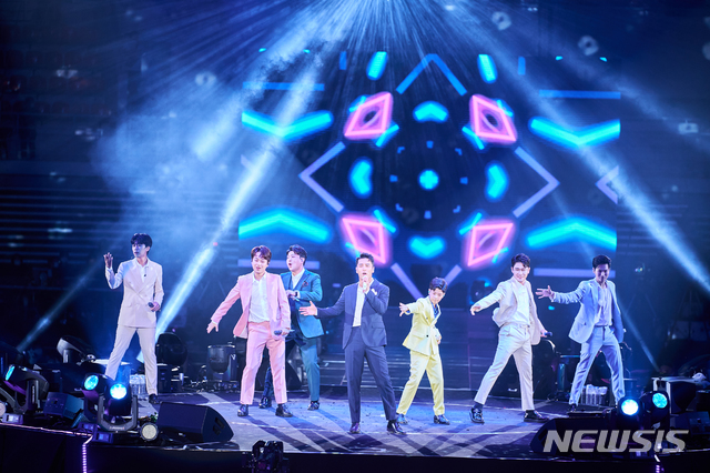 [서울=뉴시스] 이윤청 기자 = 7일 오후 서울 송파구 올림픽공원 체조경기장에서 열린 '내일은 미스터트롯' 서울 콘서트에서 가수들이 열창하고 있다. (사진=쇼플레이 제공) 2020.08.07. photo@newsis.com