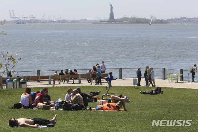 "북한 인구, 2100년 현재의 절반으로 '뚝'...출산율 저하"