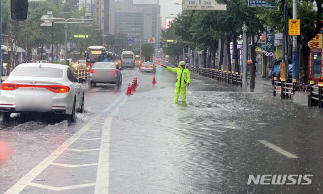 [부산=뉴시스] 부산지역에 호우경보가 발효된 8일 오전 부산진구 서면 인근 중앙대로가 침수돼 경찰이 도로 일부를 통제하고 있다. (사진=부산경찰청 제공). 2020.08.08.&nbsp;&nbsp;&nbsp;&nbsp;&nbsp; photo@newsis.com