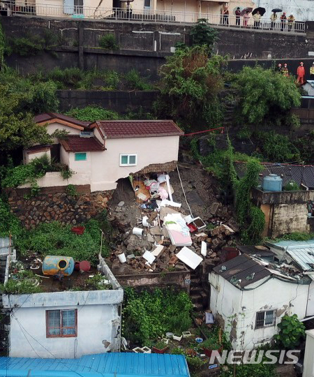 [부산=뉴시스] 부산지역에 호우경보가 발효된 8일 오전 9시께 동구 수정동의 한 주택이 붕괴되는 사고가 발생했지만 다행히 인명피해는 없었다. (사진=부산소방재난본부 제공). 2020.08.08.&nbsp;&nbsp;&nbsp; photo@newsis.com