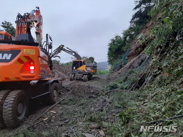 [대전=뉴시스] 지난 7일 밤 11시 45분께 집중 호우로 장항선 웅천∼간치 간 노선에 토사가 유입돼 한국철도가 긴급복구작업을 벌이고 있다.(사진=한국철도 제공)