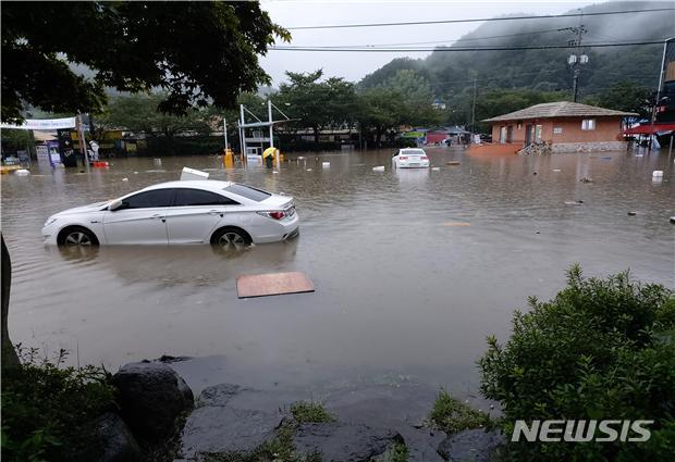 [하동=뉴시스] 홍정명 기자=8일 오전 1시께 집중호우 여파로 침수된 하동군 화개면 화개장터 일대.(사진=경남도 제공) 2020.08.08. photo@newsis.com