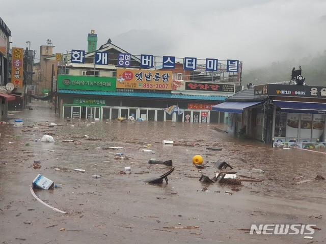 [하동=뉴시스] 김윤관 기자=경남 하동군 화개면에는 7일부터 현재까지 349㎜의 비가 내려 화개장터를 비롯한 화개면소재지가 침수돼 600여 명의 주민들이 화개초등학교와 화개중학교 등으로 대피했다. 2020.08.08. kyk@newsis.com