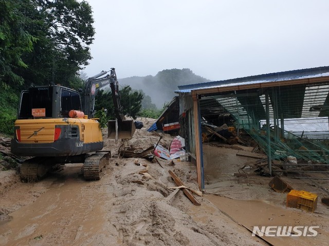 [거창=뉴시스] 거창군 주상면 우사 부근 산사태.