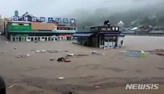 [구례=뉴시스] 8일 침수된 화개장터 일대. (사진 = 독자 제공 영상 갈무리) 2020.08.08. 