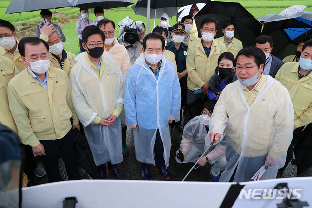 [대전=뉴시스] 정세균 국무총리가 8일 집중호우로 수해를 입은 충남 아산지역을 방문해 피해상황을 보고 받고 있다.(사진=충남도 제공)