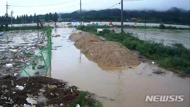 [남원=뉴시스] 한훈 기자 =전북 남원 섬진강이 흐르는 금곡교 상부 150m 지점의 제방이 유실됐다. 제방이 무너지면서 금지면 6개 마을이 침수된 것으로 확인됐다. 6개 마을 300여명은 가까운 공공기관 등에 긴급대피한 것으로 파악된다.&nbsp; 사진은 금곡교 인근이다.2020.08.08. photo@newsis.com 
