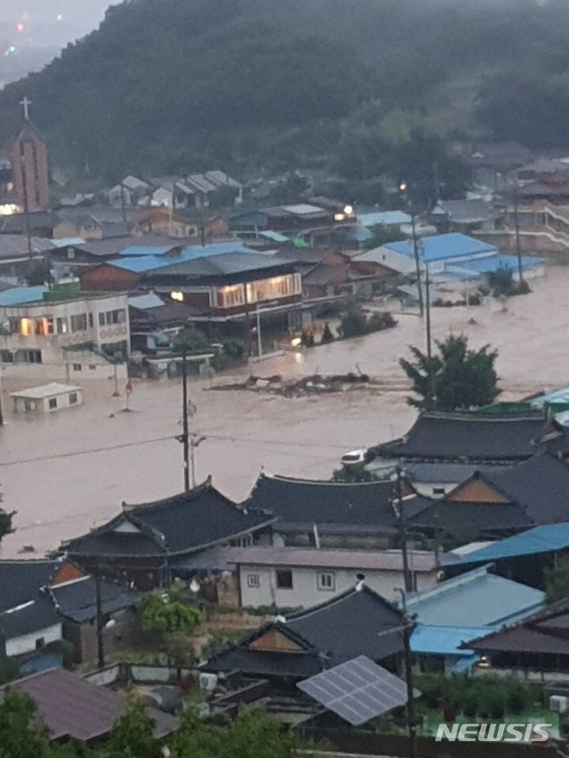[남원=뉴시스] 한훈 기자 =전북 남원 섬진강이 흐르는 금곡교 상부 150m 지점의 제방이 유실됐다. 제방이 무너지면서 금지면 6개 마을이 침수된 것으로 확인됐다. 6개 마을 300여명은 가까운 공공기관 등에 긴급대피한 것으로 파악된다. 사진은 하천이 범람한 노암동 인근이다.2020.08.08.photo@newsis.com