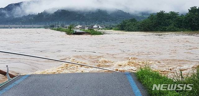 [남원=뉴시스] 윤난슬 기자 = 지난 8월8일 오후 1시께 전북 남원시 금지면 지석리 금곡교 인근 섬진강 제방 100여ｍ가 붕괴해 주변이 물로 가득 차 있다.2020.08.08.(사진=전북소방본부 제공) photo@newsis.com 