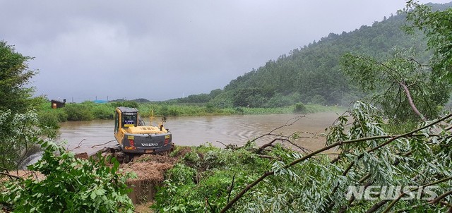 [장수=뉴시스] 한훈 기자 = 전북 장수 개정저수지 제방 일부가 유실돼 인근 주민들이 긴급 대피했다.2020.08.08. photo@newsis.com 