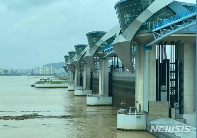 [목포=뉴시스] 영산강하굿둑 방류. (사진=독자 제공) 2020.08.08. photo@newsis.com