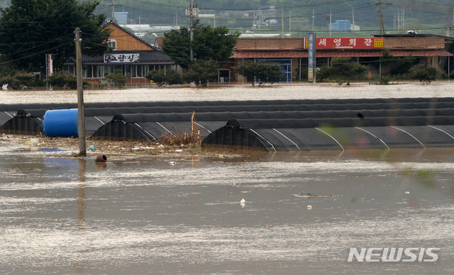 [남원=뉴시스] 김얼 기자 연이은 폭우로 전북지역에 호우경보가 발령된 8일 전북 남원시 금지면 용정마을 인근에 제방이 무너져 내려 마을 전체가 침수돼 있다. 2020.08.08pmkeul@nawsis.com