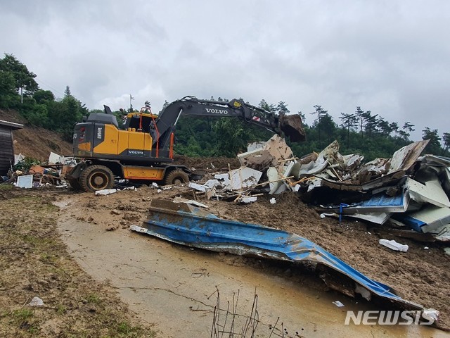 [장수=뉴시스]윤난슬 기자 = 8일 오후 4시 42분께 전북 장수군 번암면 교동리의 한 마을에서 산사태가 발생해 주택 1채를 덮쳤다.(사진=전북소방본부 제공) 