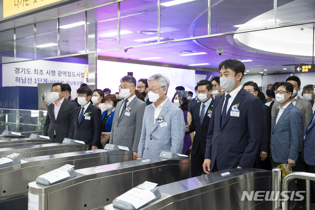 [수원=뉴시스] 7일 오전 이재명 경기도지사와 김상호 하남시장등이 참석한 가운데 지하철 5호선 미사역에서 하남선 상일동-풍산역 1단계 개통행사가 열렸다.(사진제공=경기도)