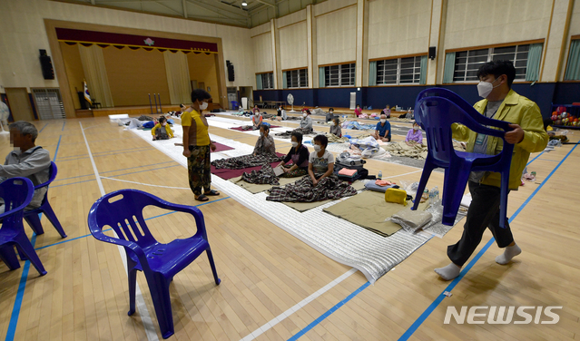 [광주=뉴시스] 류형근 기자 = 비가 많이 내린 8일 오전 전남 곡성군 오산면 오산초등학교 강당에 주민들이 대피해 있다. 2020.08.08.&nbsp; hgryu77@newsis.com