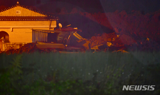 [광주=뉴시스] 류형근 기자 = 7일 오후 8시29분께전 전남 곡성군 오산면 성덕마을 뒷편의 야산에서 흘러내린 토사가 주택을 덮쳐 3명이 숨졌으며 2명이 매몰돼 있는 것으로 추정되지만 폭우가 계속돼 8일 오전 수색이 중단됐다. 2020.08.08.&nbsp; hgryu77@newsis.com