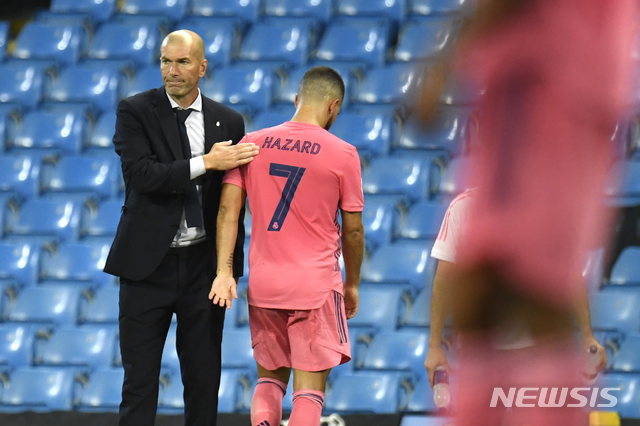 [맨체스터=AP/뉴시스] 지단 감독과 아자르. 2020.08.07.