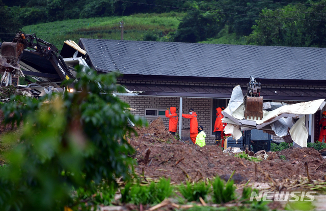 [곡성=뉴시스] 류형근 기자 = 8일 오전 전남 곡성군 오산면 성덕마을 산사태 사고 현장에서 소방당국 등이 토사에 매몰된 실종자 구조작업을 하고있다. 전날 오후 8시29분께 마을 뒷편의 야산에서 흘러내린 토사가 4가구를 덮쳐 3명이 숨졌으며 2명이 매몰돼 있는 것으로 추정되고 있다. 2020.08.08.&nbsp; hgryu77@newsis.com