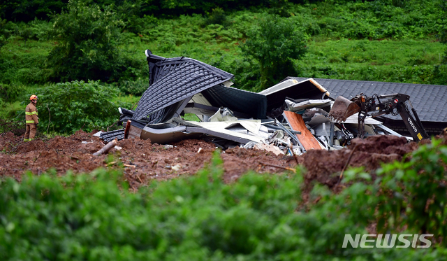 [곡성=뉴시스] 류형근 기자 = 8일 오전 전남 곡성군 오산면 성덕마을 산사태 사고 현장에서 소방당국 등이 토사에 매몰된 실종자 구조작업을 하고있다. 전날 오후 8시29분께 마을 뒷편의 야산에서 흘러내린 토사가 4가구를 덮쳐 3명이 숨졌으며 2명이 매몰돼 있는 것으로 추정되고 있다. 2020.08.08.&nbsp;&nbsp;&nbsp; hgryu77@newsis.com