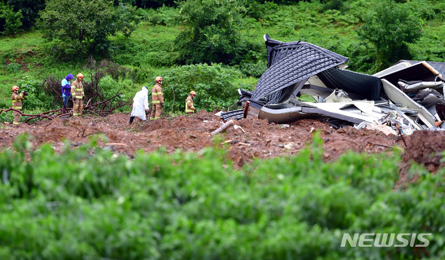 [곡성=뉴시스] 류형근 기자 = 8일 오전 전남 곡성군 오산면 성덕마을 산사태 사고 현장에서 소방당국 등이 토사에 매몰된 실종자 구조작업을 하고있다. 전날 오후 8시29분께 마을 뒷편의 야산에서 흘러내린 토사가 4가구를 덮쳐 3명이 숨졌으며 2명이 매몰돼 있는 것으로 추정되고 있다. 2020.08.08.&nbsp; hgryu77@newsis.com