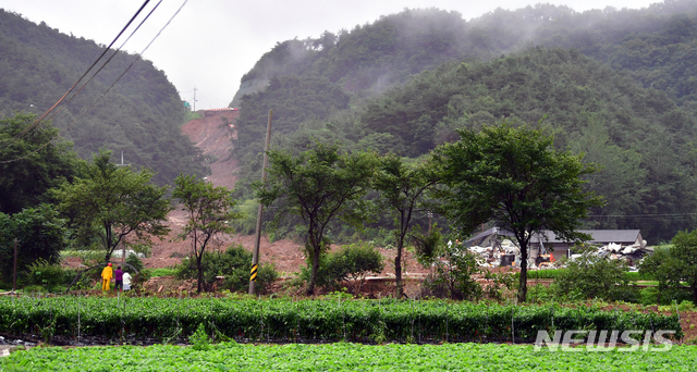 [곡성=뉴시스] 류형근 기자 = 8일 오전 전남 곡성군 오산면 성덕마을 산사태 사고 현장에서 소방당국 등이 토사에 매몰된 실종자 구조작업을 하고있다. 전날 오후 8시29분께 마을 뒷편의 야산에서 흘러내린 토사가 4가구를 덮쳐 3명이 숨졌으며 2명이 매몰돼 있는 것으로 추정되고 있다. 2020.08.08.&nbsp; hgryu77@newsis.com